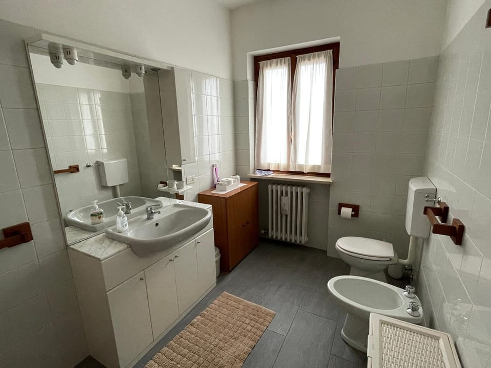 Toilet, Bathroom, bidet, towels