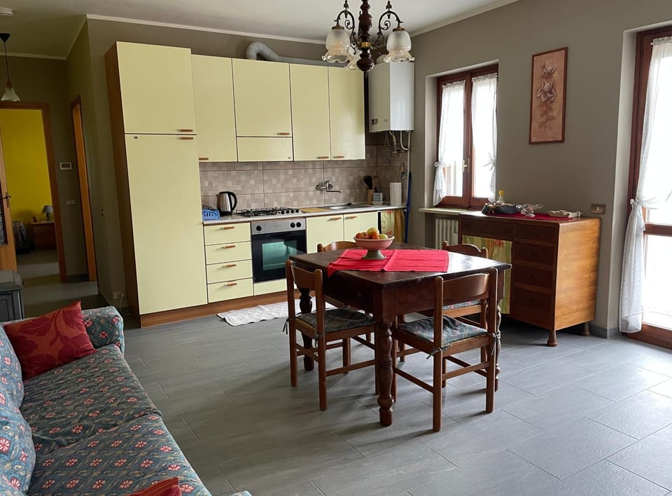 Kitchen or kitchenette, Living room, Seating area, Dining area, pet friendly, stove