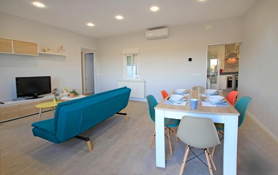 TV and multimedia, Living room, Dining area, air conditioner