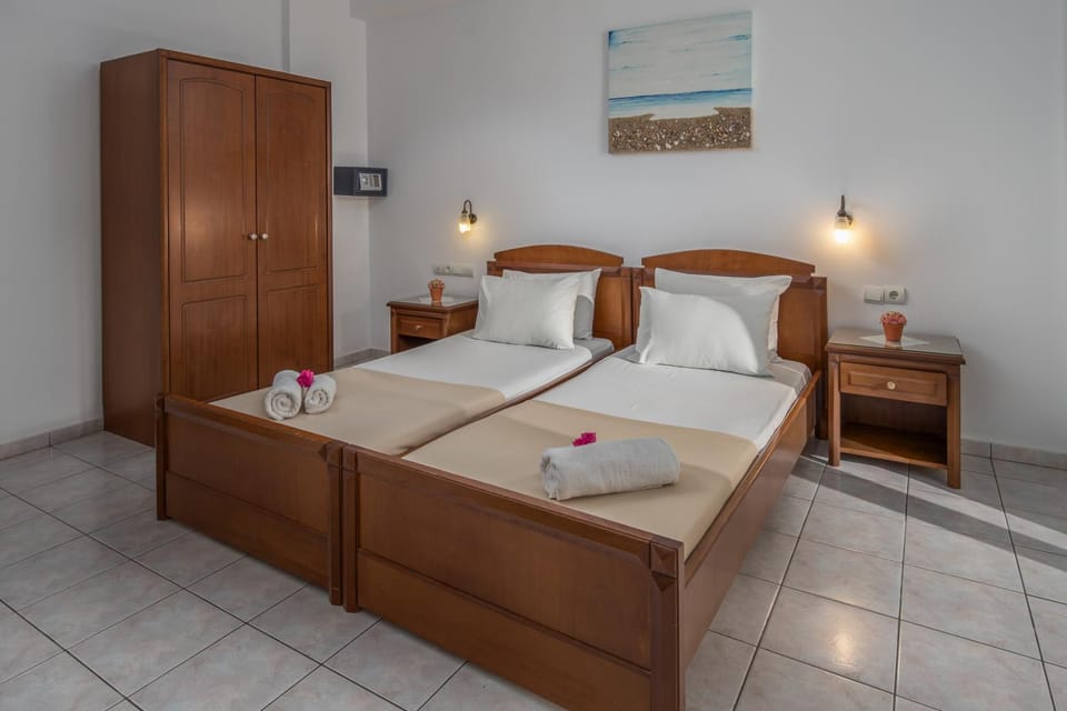 Bed, Photo of the whole room, Bedroom, safe, towels, wardrobe