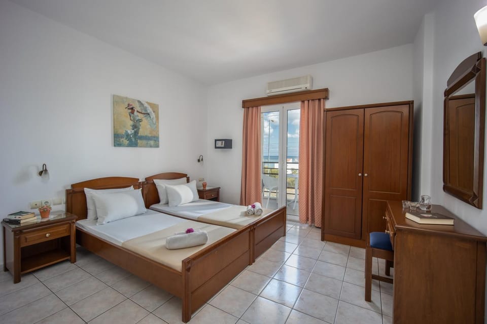 Bed, Photo of the whole room, Bedroom, Garden view, Sea view, Street view, safe, wardrobe