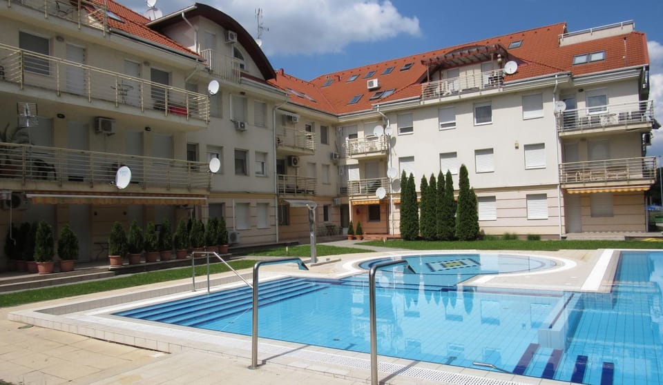 Swimming pool, Swimming pool