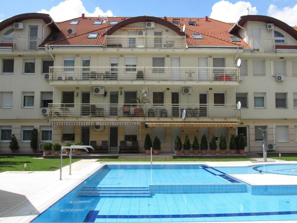 Swimming pool, Swimming pool