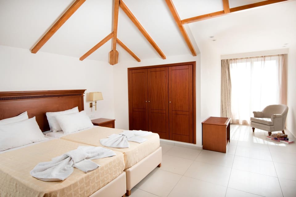 Bed, Photo of the whole room, Seating area, Bedroom, towels, wardrobe