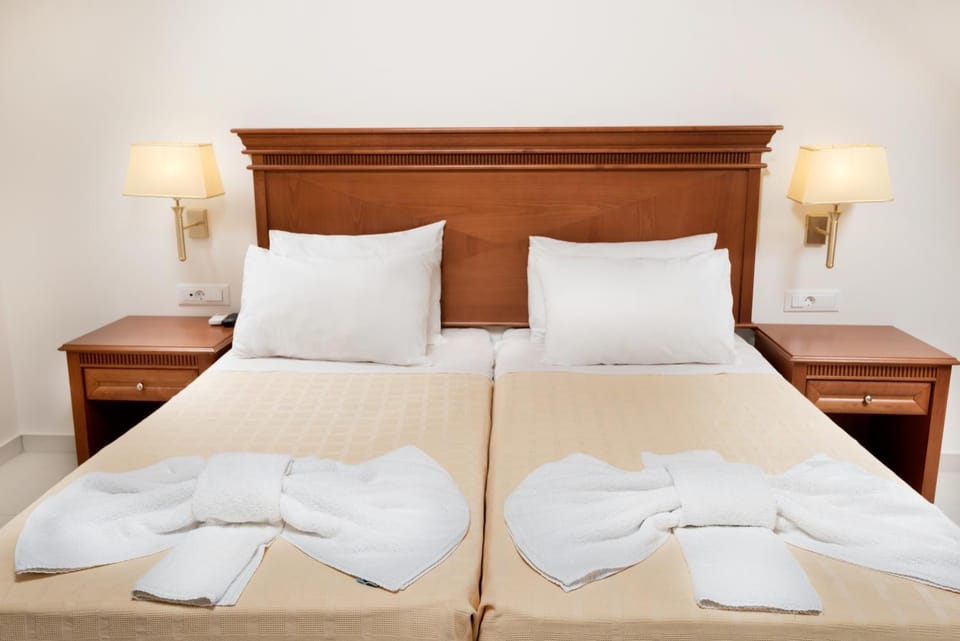 Bed, Bedroom, towels