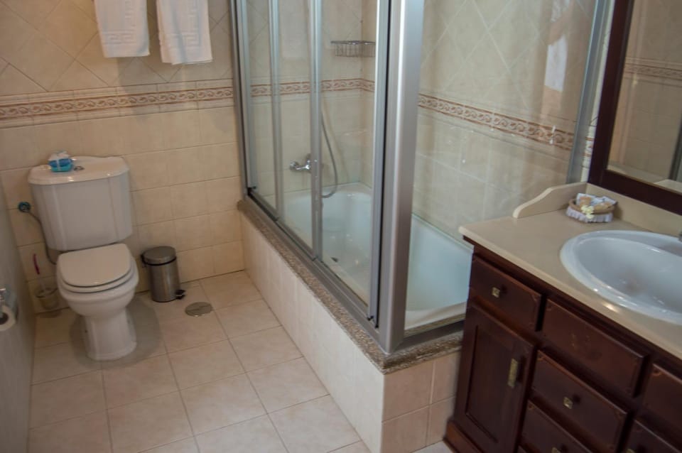 Shower, Toilet, Bathroom, towels