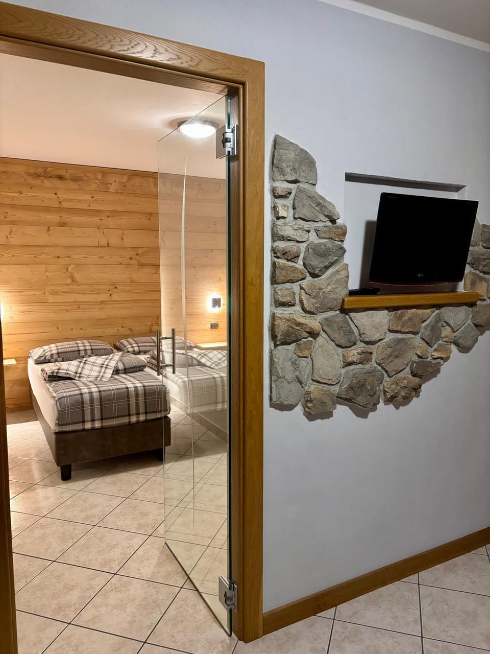 Bed, TV and multimedia, Bedroom