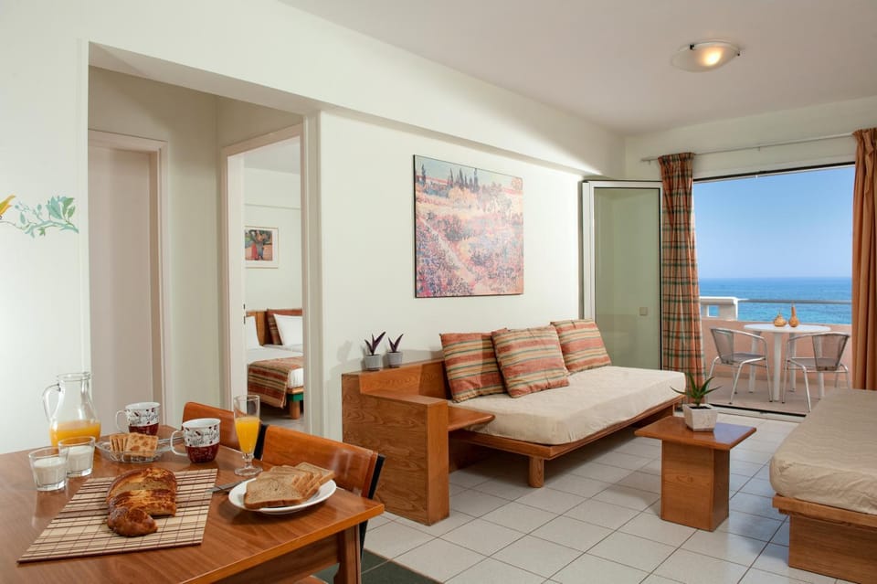 View (from property/room), Balcony/Terrace, Living room, Photo of the whole room, Seating area, Dining area, Sea view