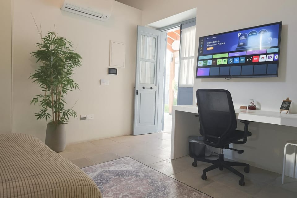 TV and multimedia, Living room, Seating area, air conditioner