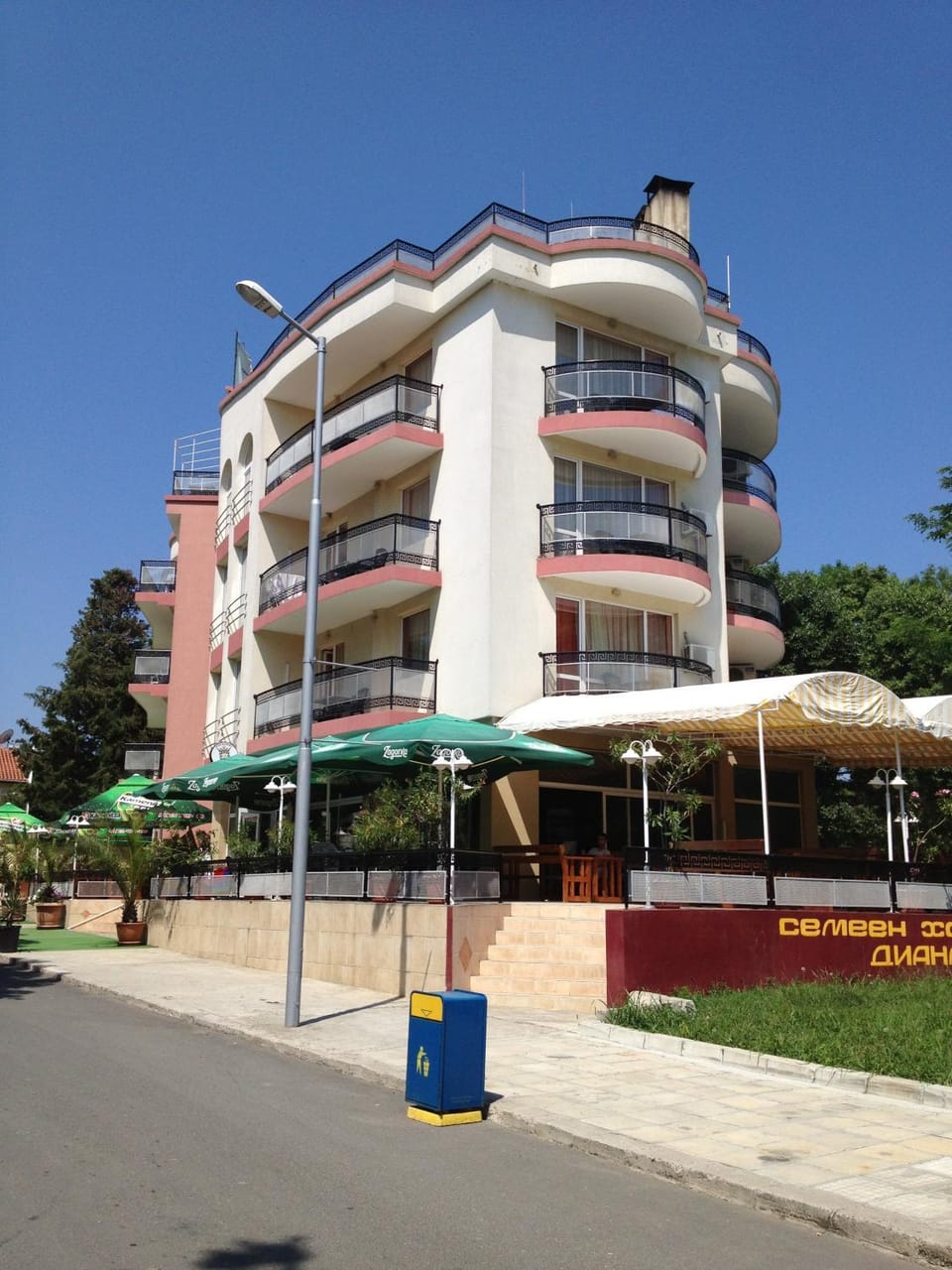 Facade/entrance