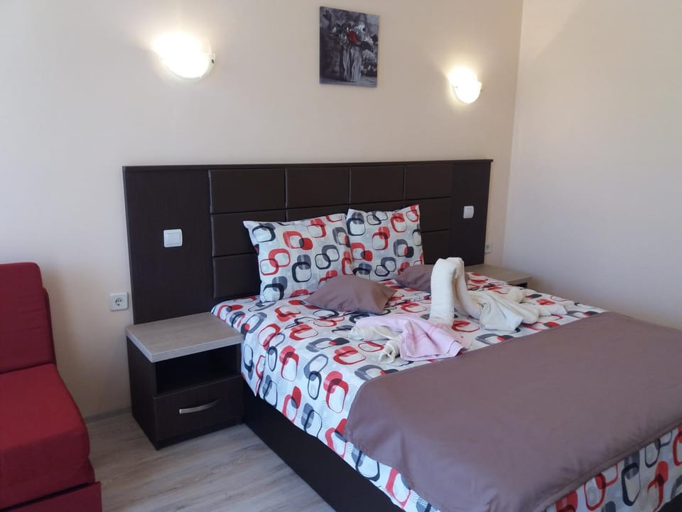 Bed, Photo of the whole room, Bedroom, towels