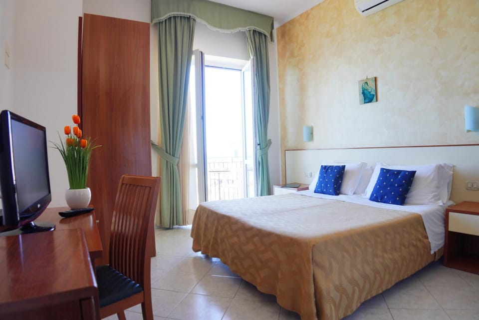Communal lounge/ TV room, Bed, TV and multimedia, Photo of the whole room, Evening entertainment, Bedroom, hair dresser, wardrobe, air conditioner