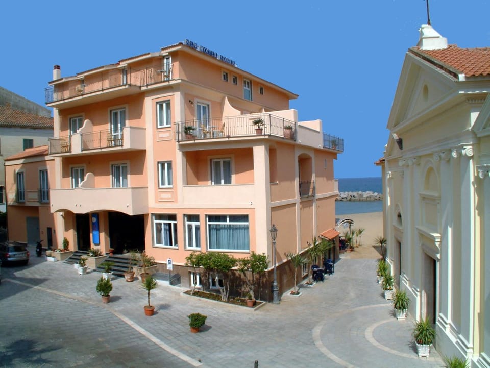 Property building, Day, Neighbourhood, Natural landscape, Sea view, Street view, Location, Parking