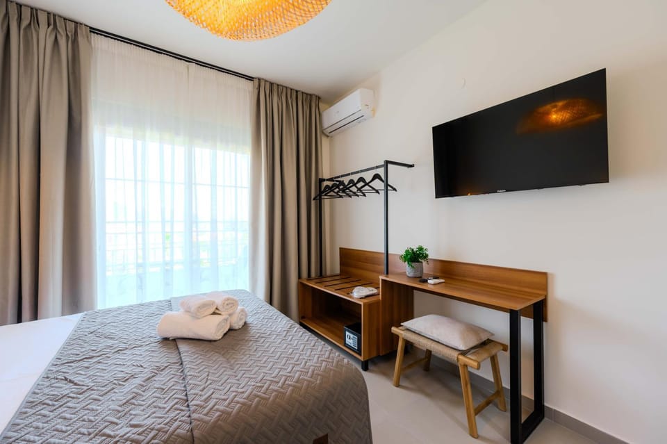 Bed, TV and multimedia, Photo of the whole room, Bedroom, towels, air conditioner