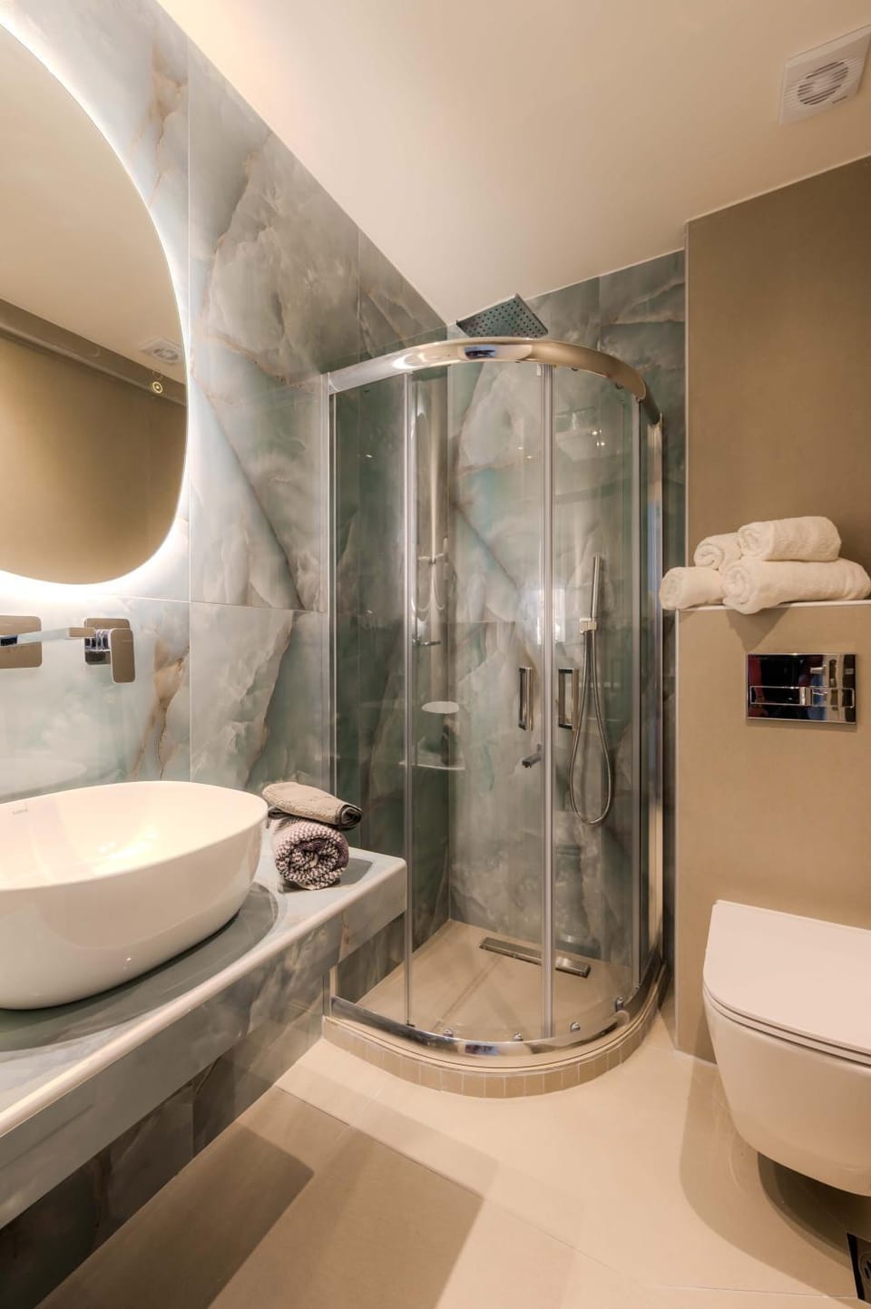 Shower, Toilet, Bathroom, towels
