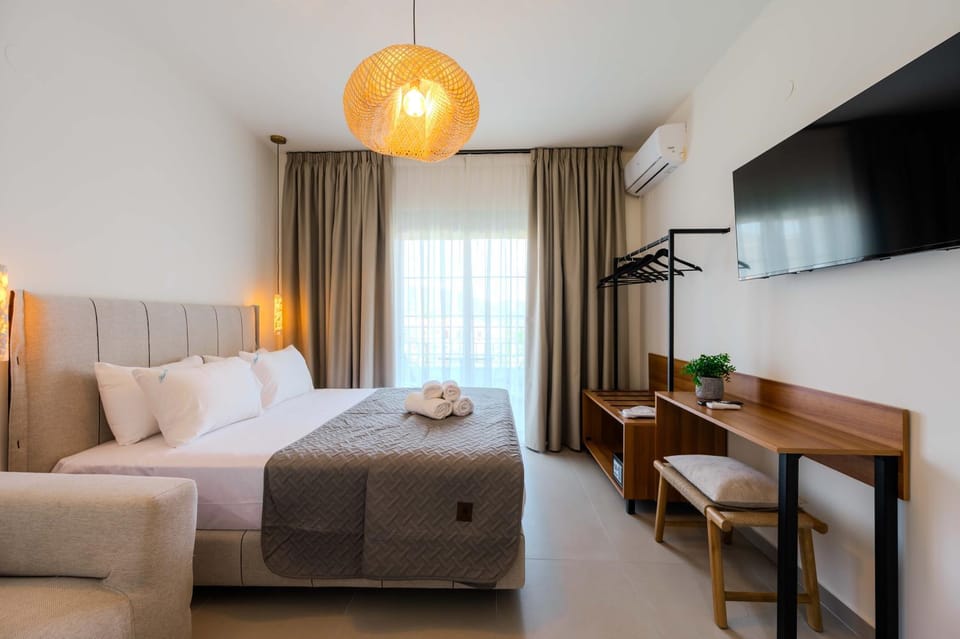 Bed, TV and multimedia, Living room, Photo of the whole room, Seating area, Bedroom, towels