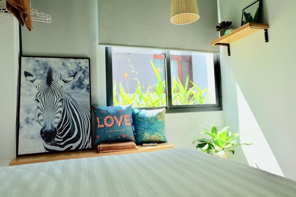 Bedroom, City view