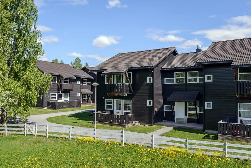Property building, Natural landscape, Garden, Balcony/Terrace