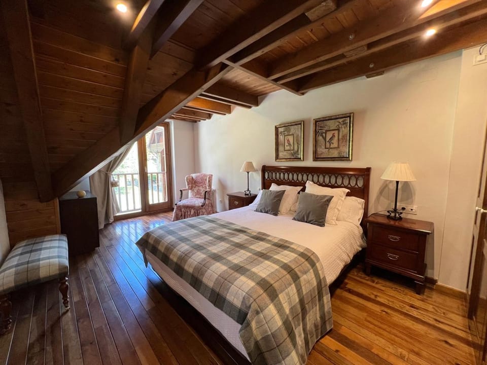 Photo of the whole room, Bedroom