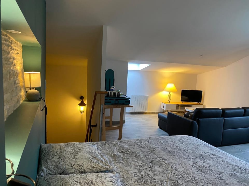 Bedroom, Swimming pool, Breakfast, Family