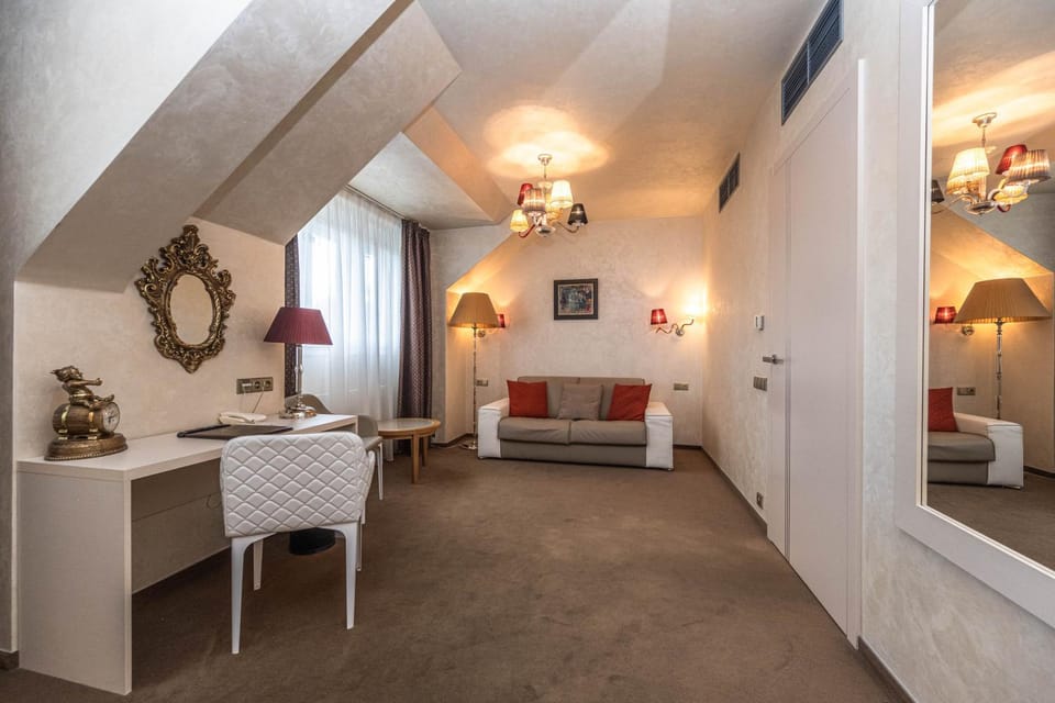 Seating area, Bedroom