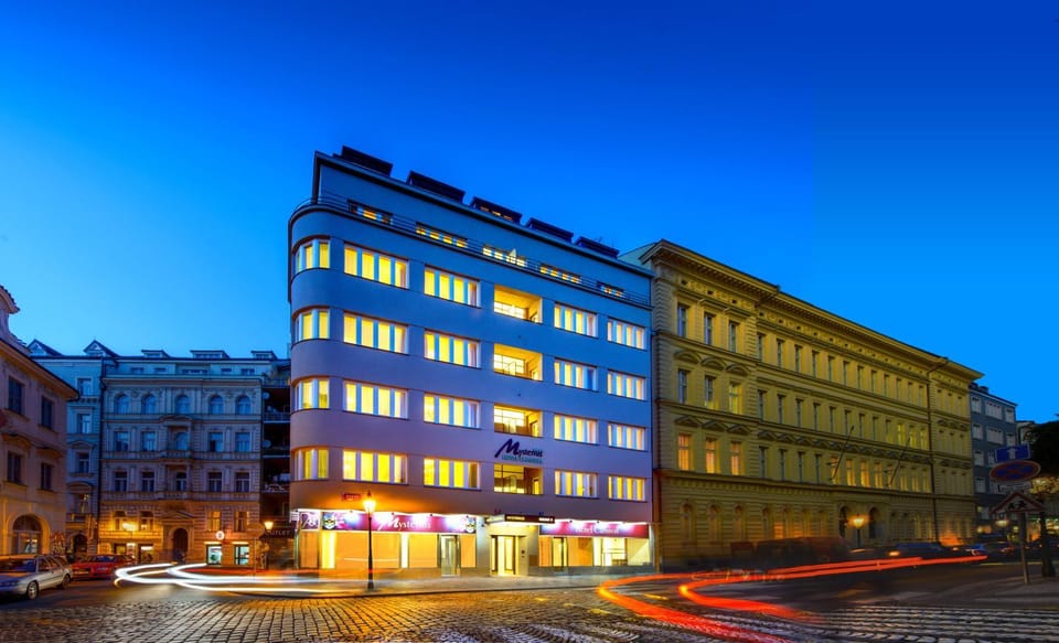 Property building, Facade/entrance, Neighbourhood, City view