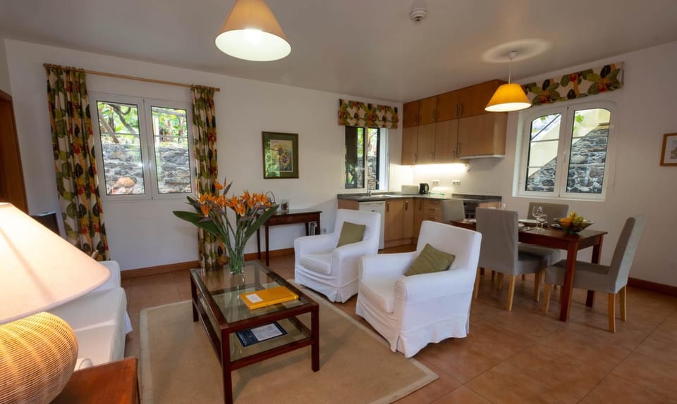 Kitchen or kitchenette, Living room, Seating area, Dining area