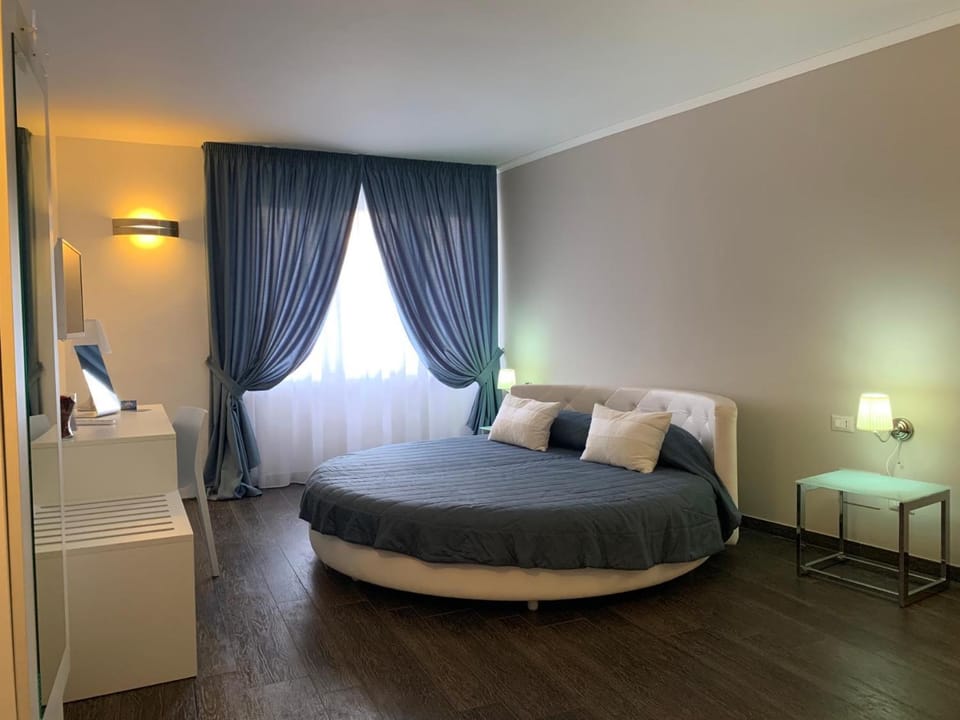 Shower, Toilet, Bathroom, TV and multimedia, Bedroom, City view, City view