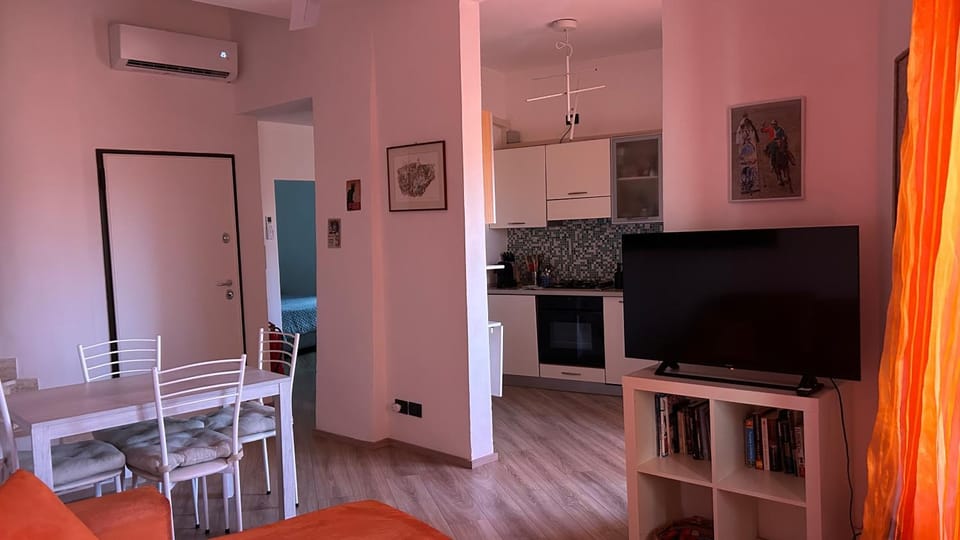 Kitchen or kitchenette, Living room, air conditioner