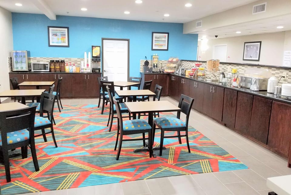 Restaurant/places to eat, Dining area, On site, Breakfast