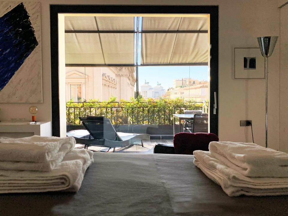 Bed, TV and multimedia, Balcony/Terrace, Photo of the whole room, Seating area, City view, Landmark view, towels