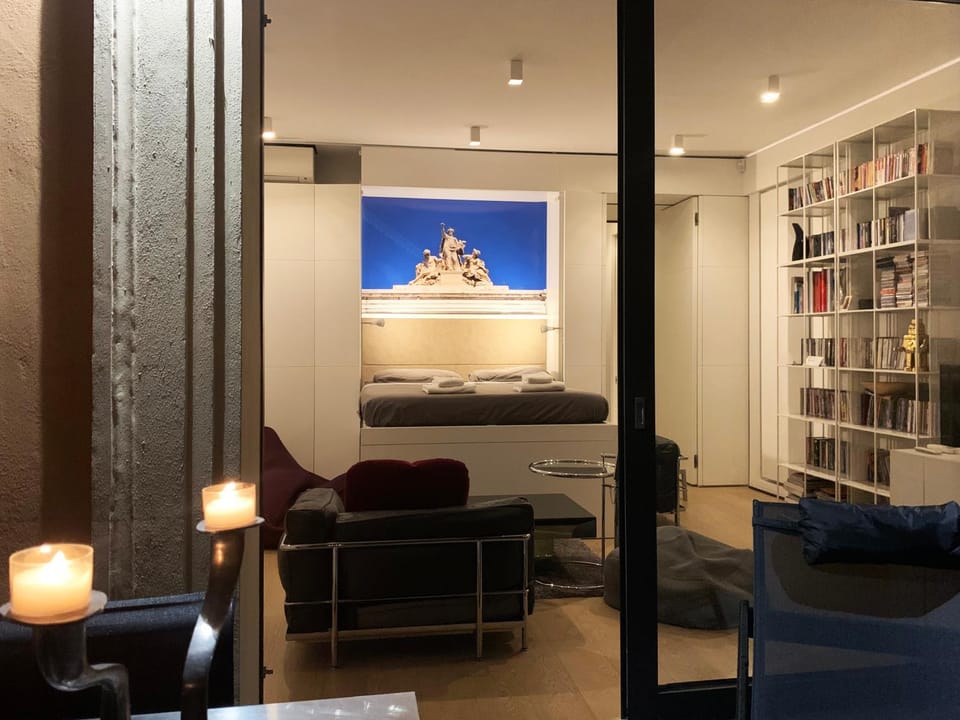Bed, Library, TV and multimedia, Living room, Photo of the whole room, Seating area