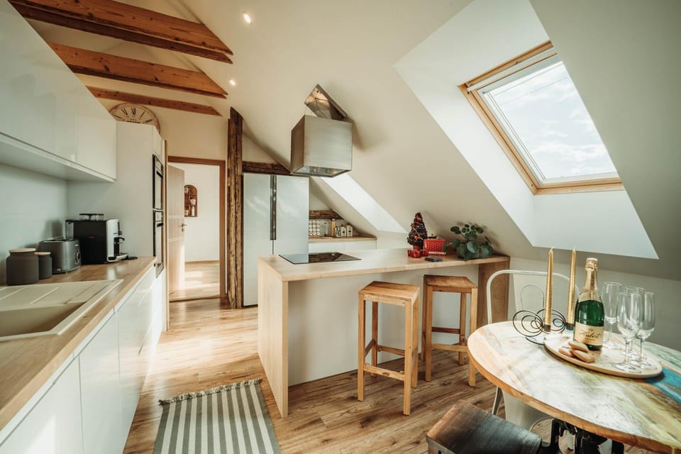 Kitchen or kitchenette, Seating area