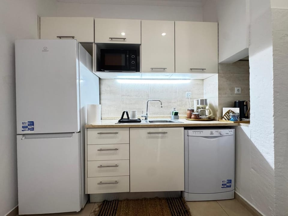 Coffee/tea facilities, dishwasher, oven, stove, toaster