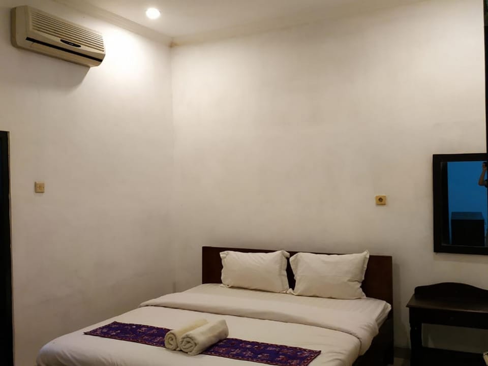 Bed, Photo of the whole room, Bedroom, air conditioner