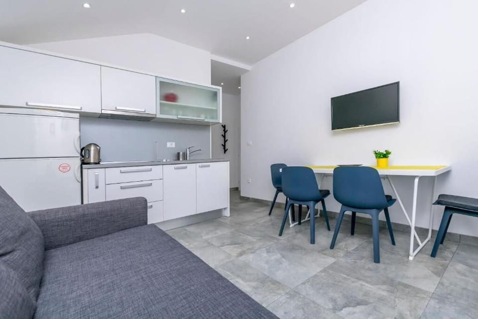 TV and multimedia, Kitchen or kitchenette, Living room, Seating area, Dining area, stove