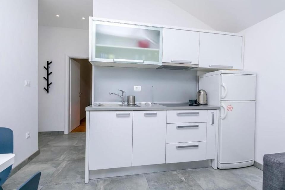 Coffee/tea facilities, Kitchen or kitchenette, stove