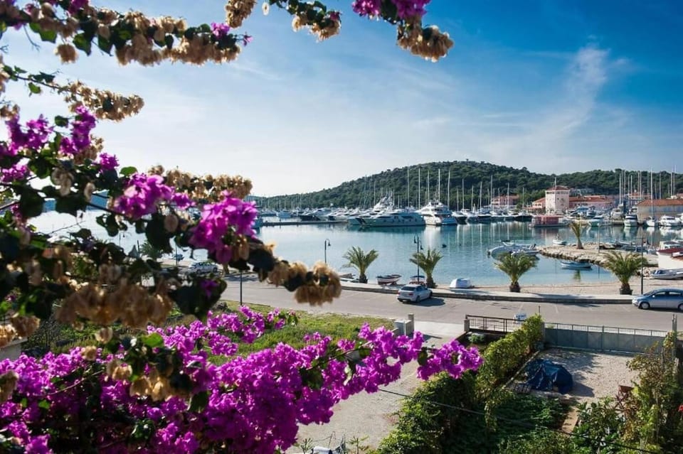 Property building, Nearby landmark, Day, View (from property/room), City view, Sea view, Location, Parking