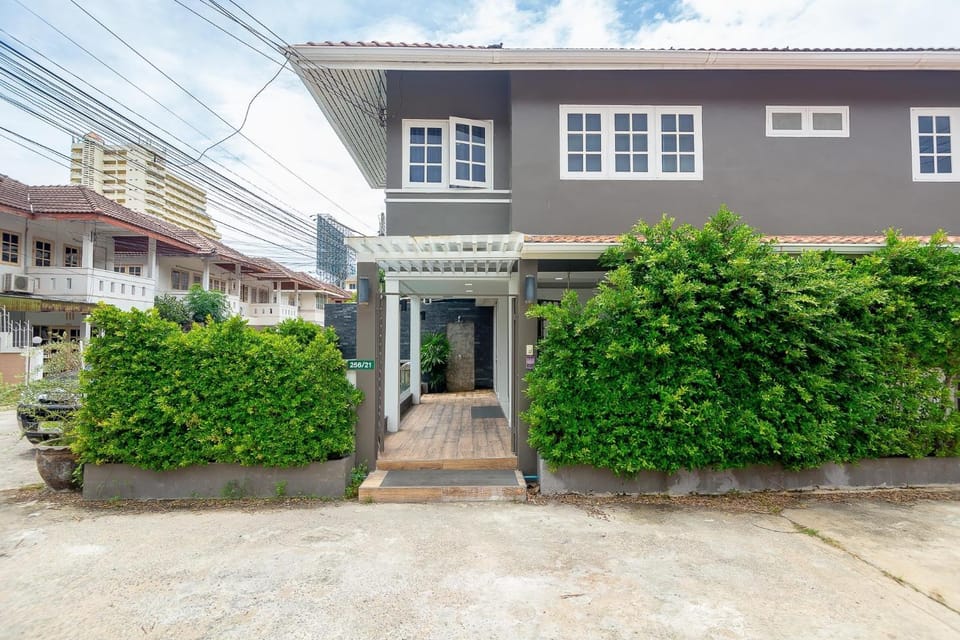 Modern Pool House House in Nong Kae