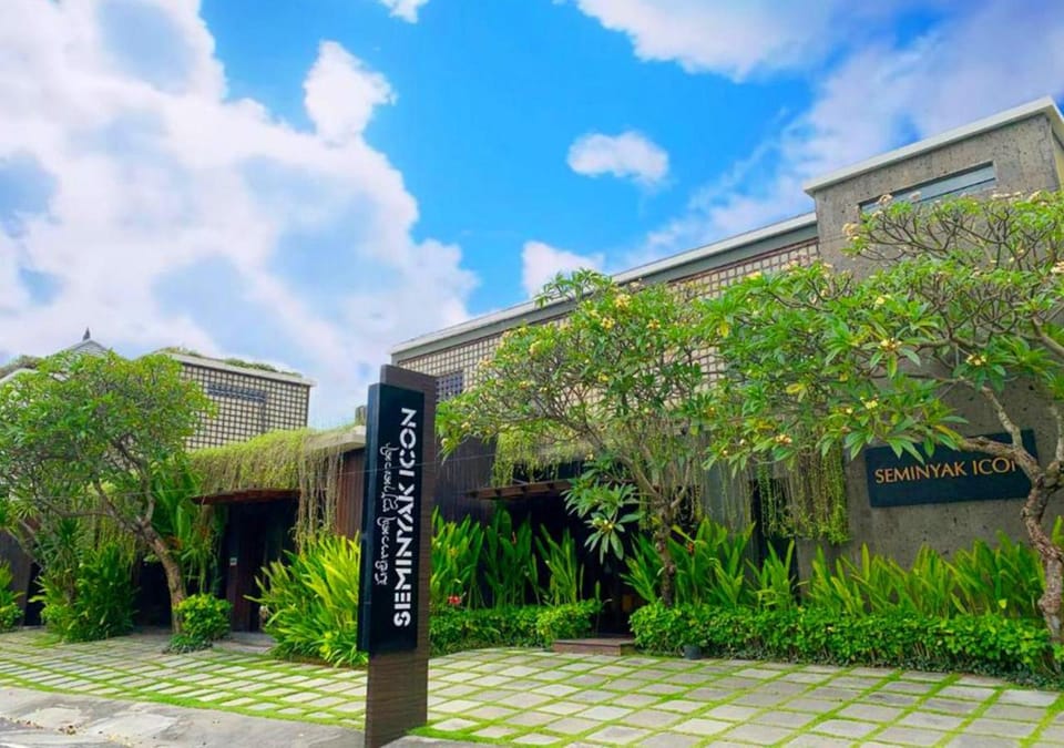 Property building, Facade/entrance, Spring, Day, Property logo or sign, Garden, Garden view, Parking