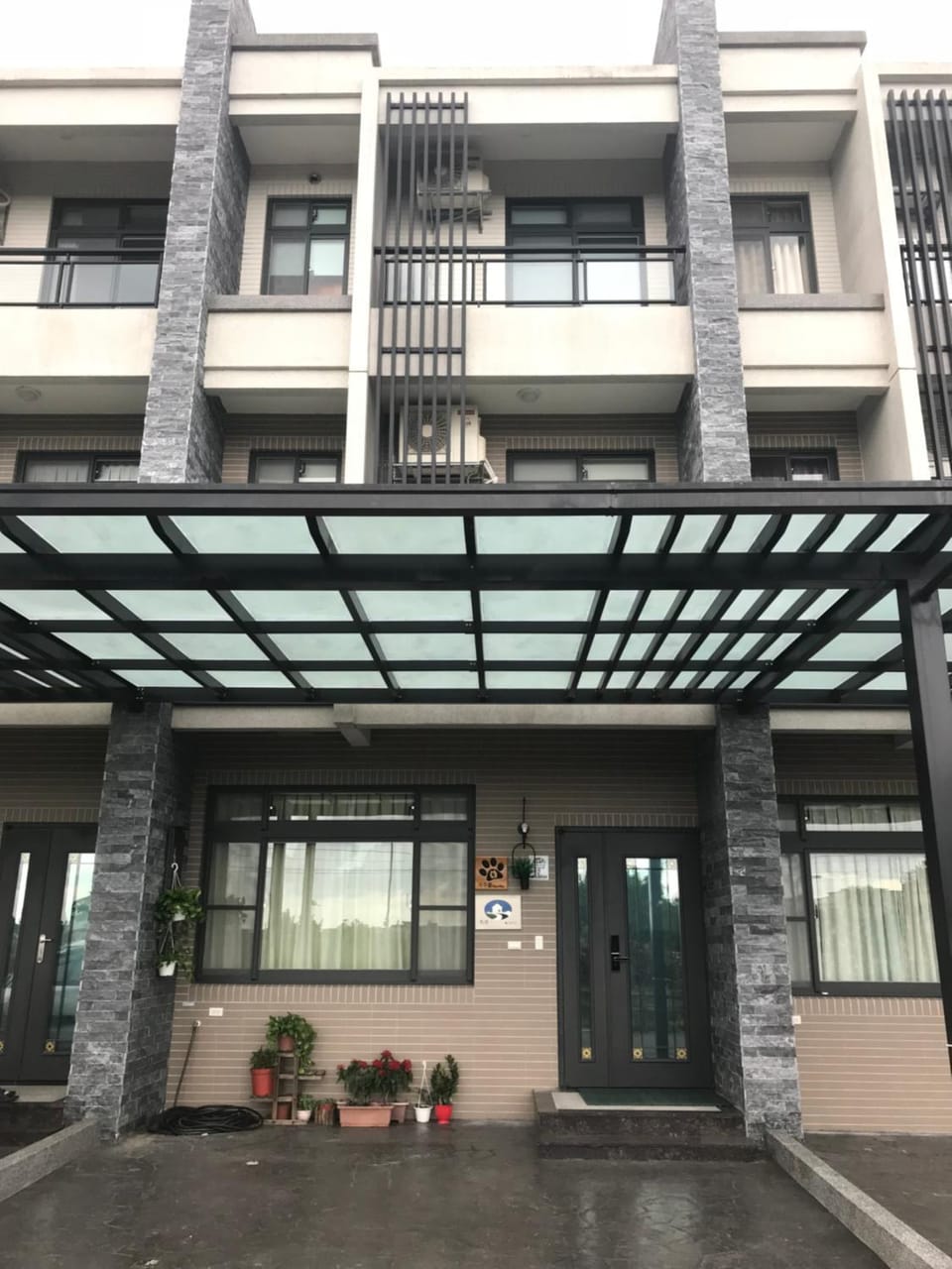 Facade/entrance
