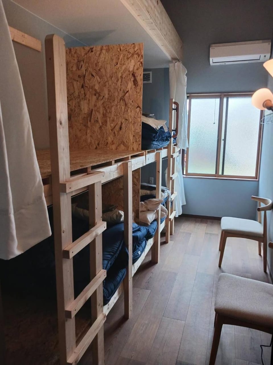 bunk bed, air conditioner