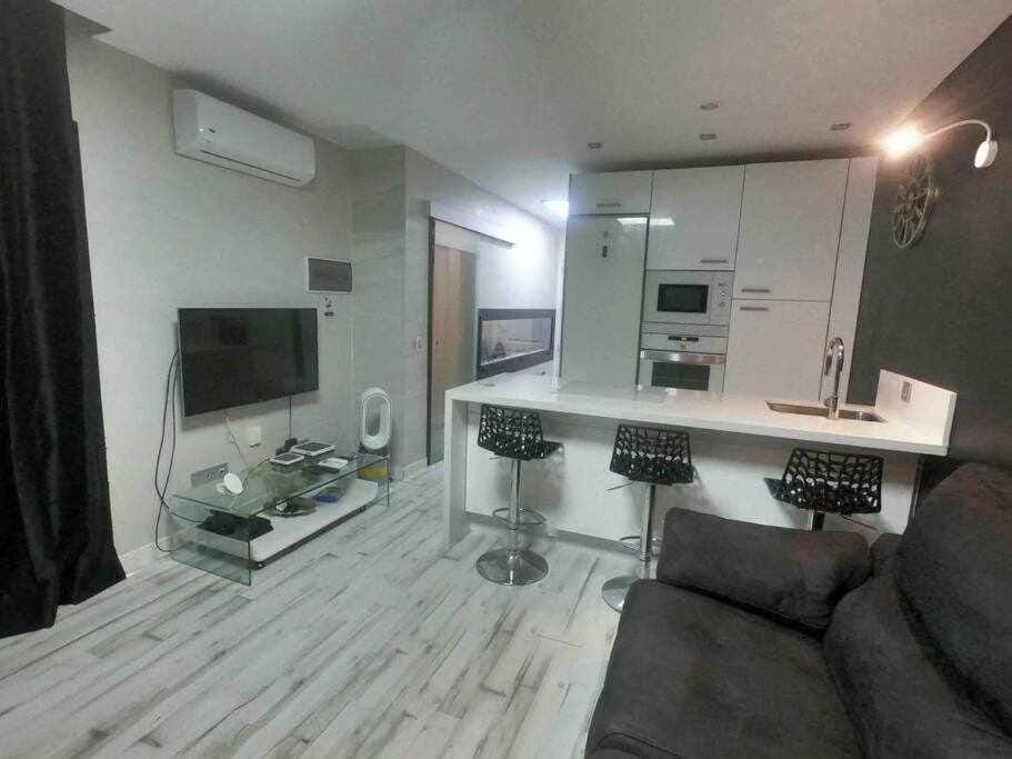 Apartamento con diseño moderno y piscina Taurito Apartment in Comarca Sur