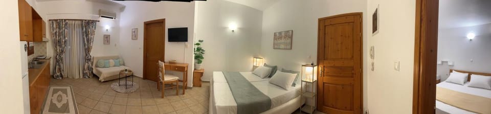 Photo of the whole room, group of guests