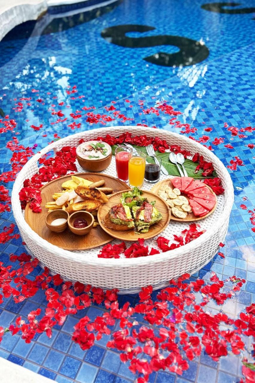 Restaurant/places to eat, Swimming pool, Breakfast