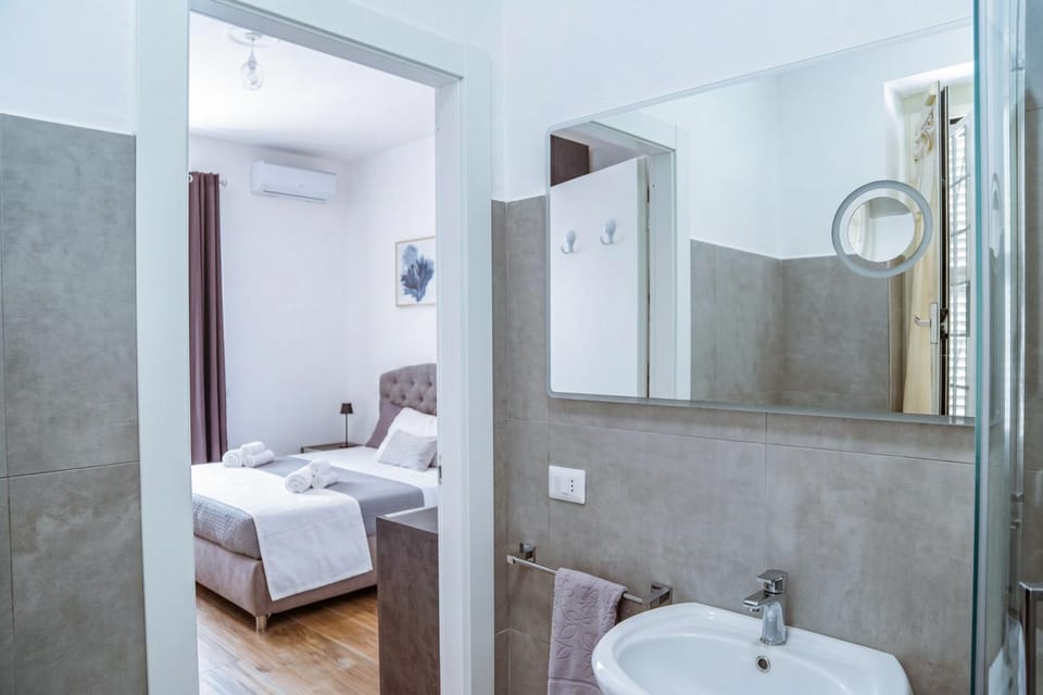 Shower, Toilet, Photo of the whole room, towels