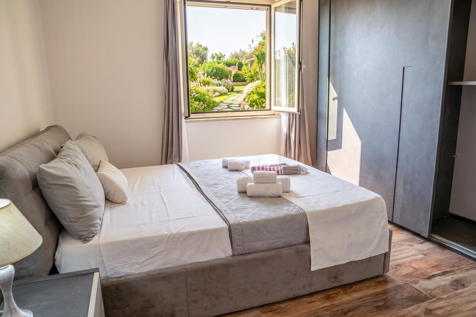Bed, Living room, Photo of the whole room, Bedroom, towels