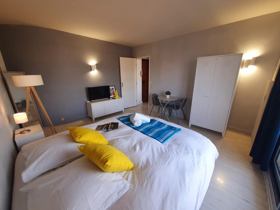 Bed, TV and multimedia, Photo of the whole room, Bedroom, towels, wardrobe