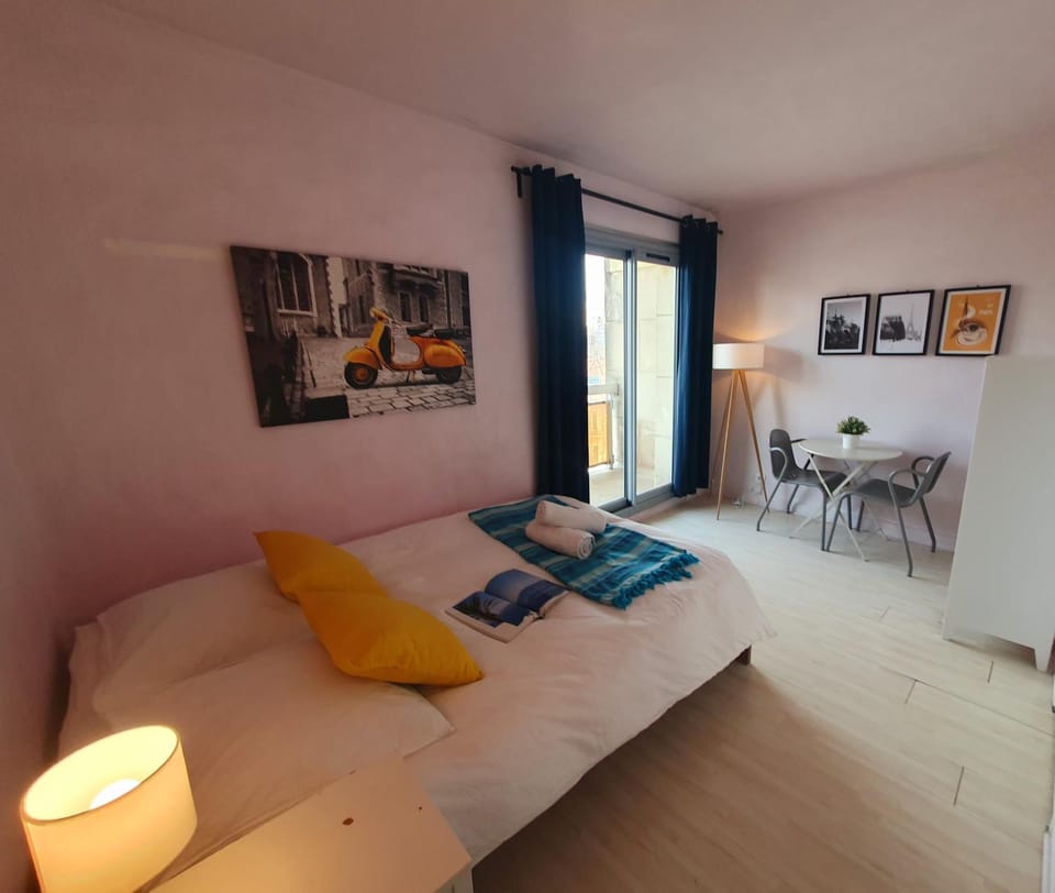 Bed, Photo of the whole room, Seating area, Bedroom