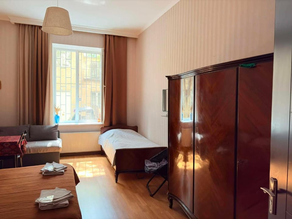 Bed, Living room, towels